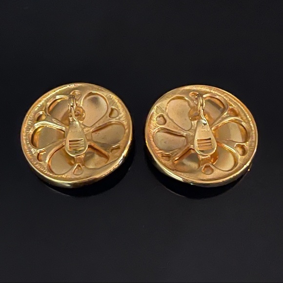 ✨Stunning Signed Vintage Monet Clip On Earrings - Picture 2 of 2